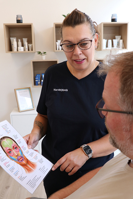 Sygeplejerske Pernille Ahle Nytofte-Bæk forklarer hvordan man arbejder med ansigtets muskulatur og hudlag hos kosmetisk klinik NordiQlinik i Kolding.